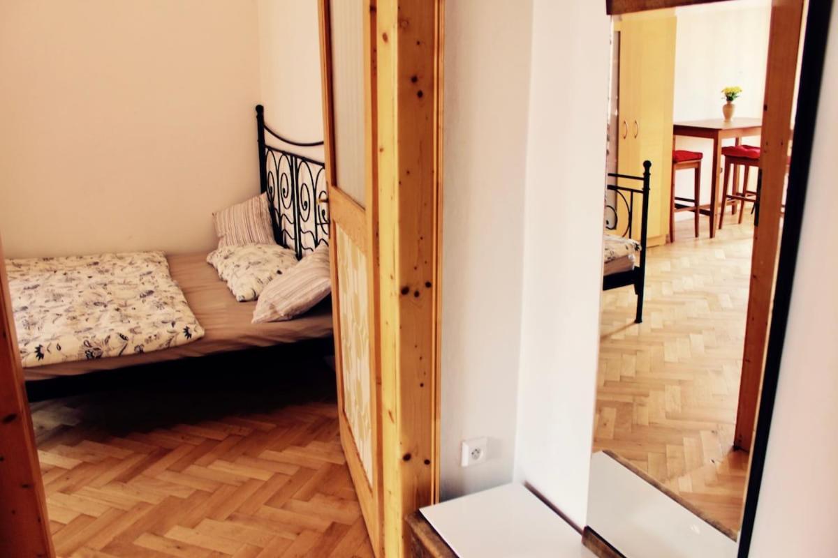 Sunny With Balcony Near Castle With Castle View Apartment Prag